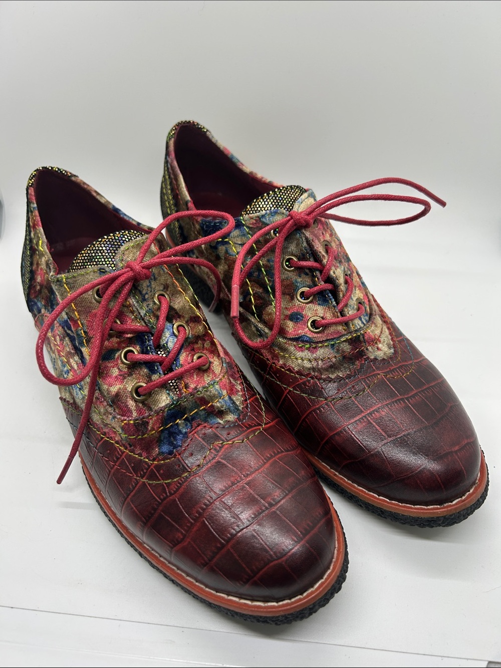 L’Artiste Burgundy Lace-Up Floral Accents Flats Loafers Shoes **Size 40/US 9**🌺🌺